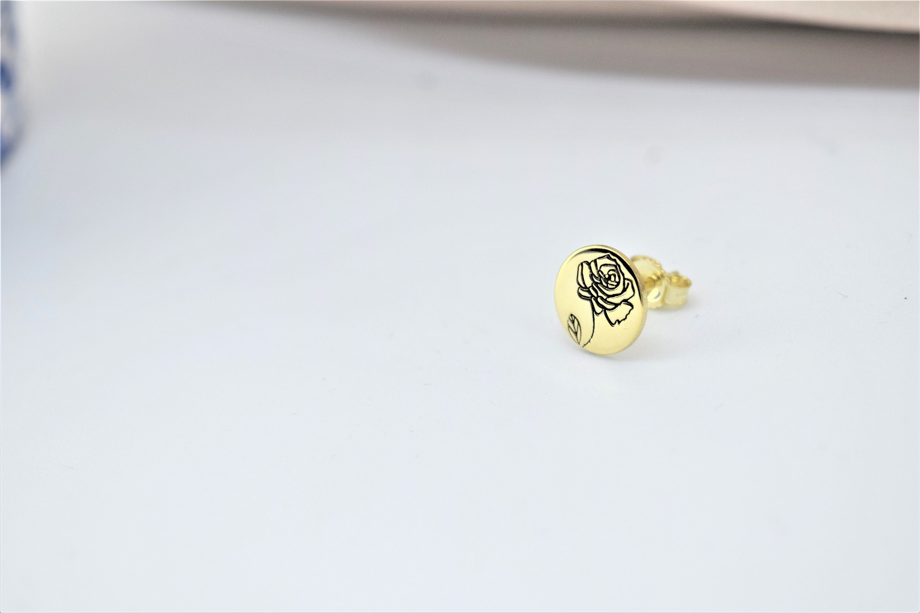 Bloomin' Gifts Personalized Birth Flower Earrings - Custom Floral Signet in Silver, Gold & Rose Gold for Her