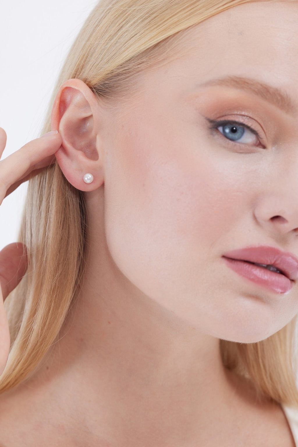 Elegant Gems Pearl Stud Earrings - Timeless Elegance for Every Occasion