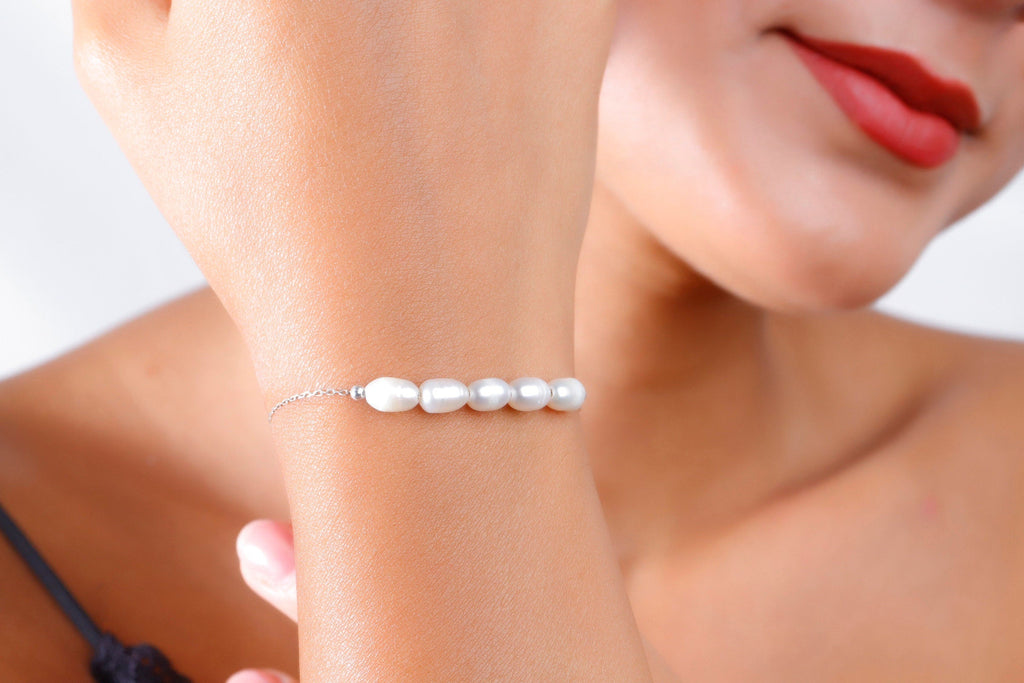 LuxePearls Stunning Freshwater Pearl Bracelet - Timeless Elegance for Every Occasion