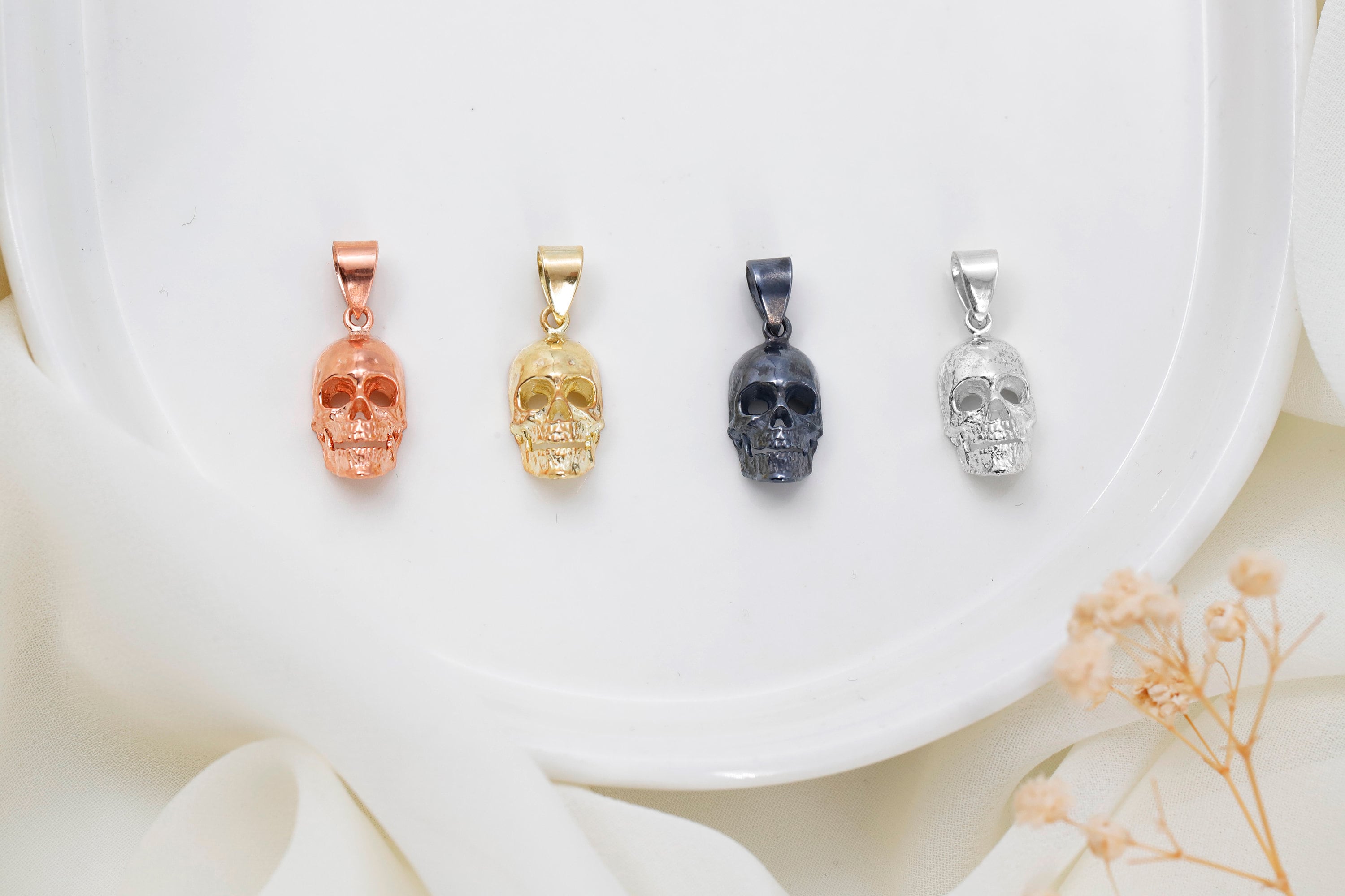 Skull Charm Necklace - Daring Statement Piece with Unique Design