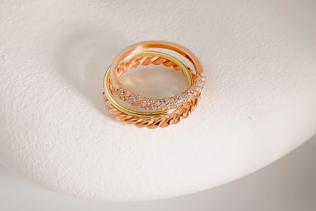 Pinky Elegance: Stackable Diamond Twist 3 Ring Set – Gold & Rose Gold Designs