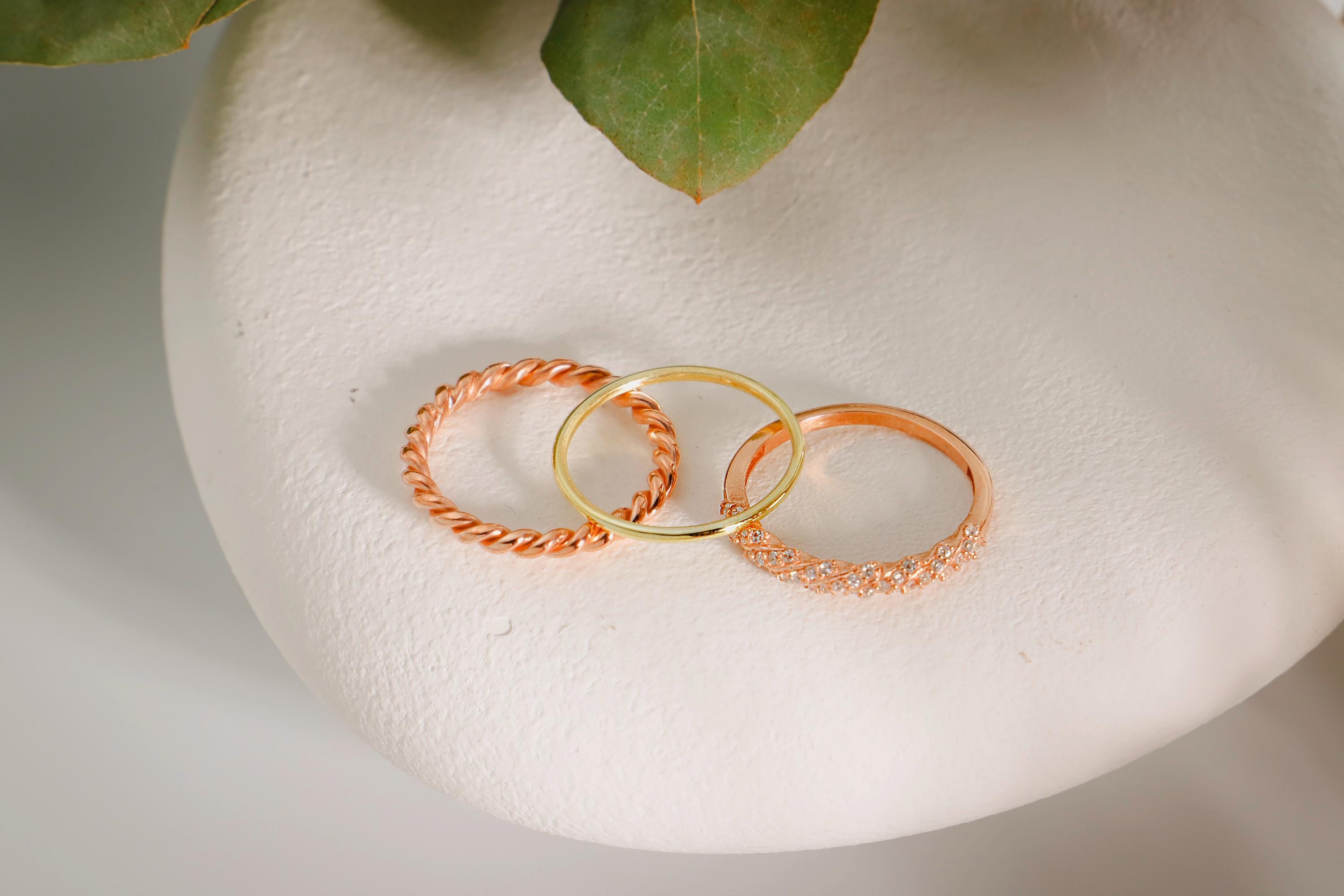 Pinky Elegance: Stackable Diamond Twist 3 Ring Set – Gold & Rose Gold Designs