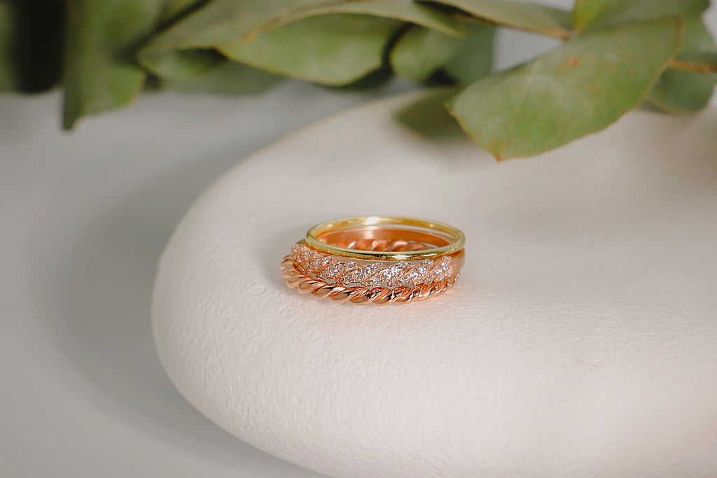 Pinky Elegance: Stackable Diamond Twist 3 Ring Set – Gold & Rose Gold Designs
