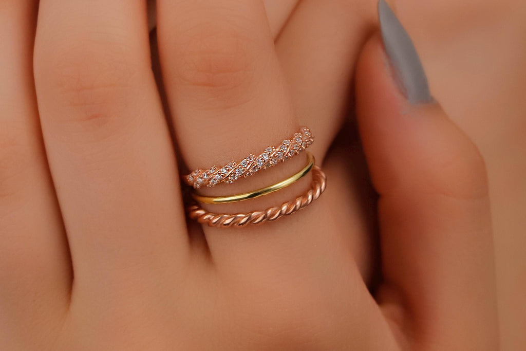 Pinky Elegance: Stackable Diamond Twist 3 Ring Set – Gold & Rose Gold Designs