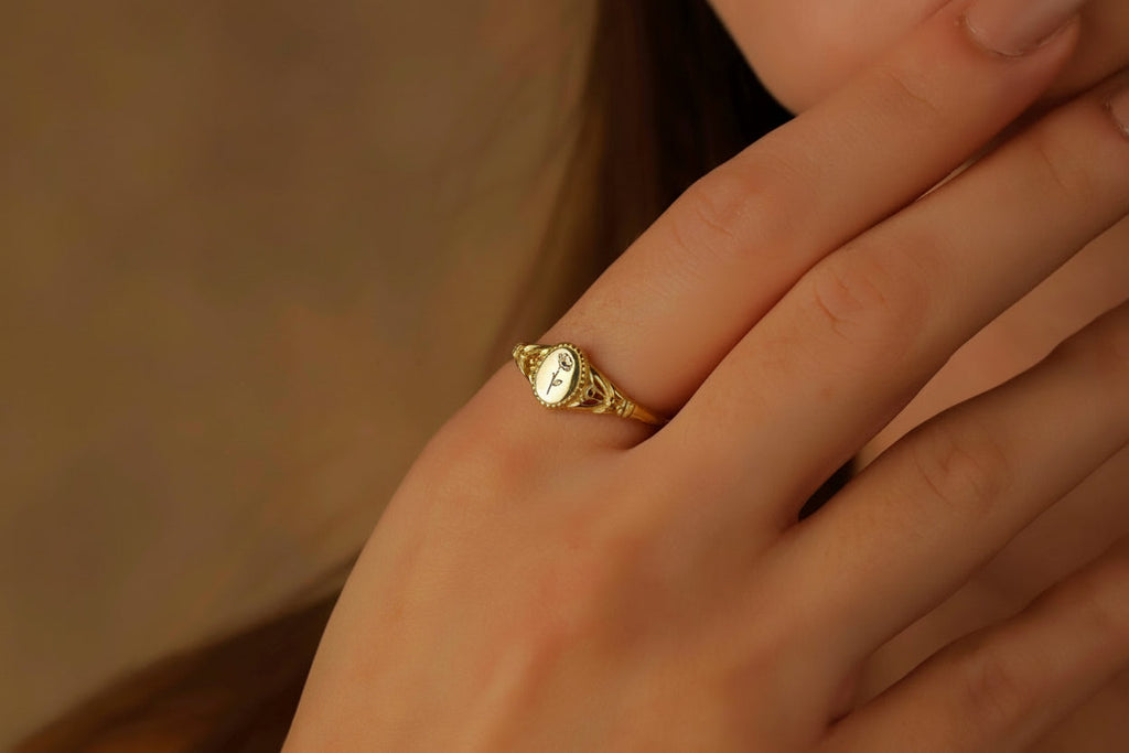 Floral Signet Ring - Personalized 18K Gold Filled Birth Flower Ring for Stackable Vintage Style